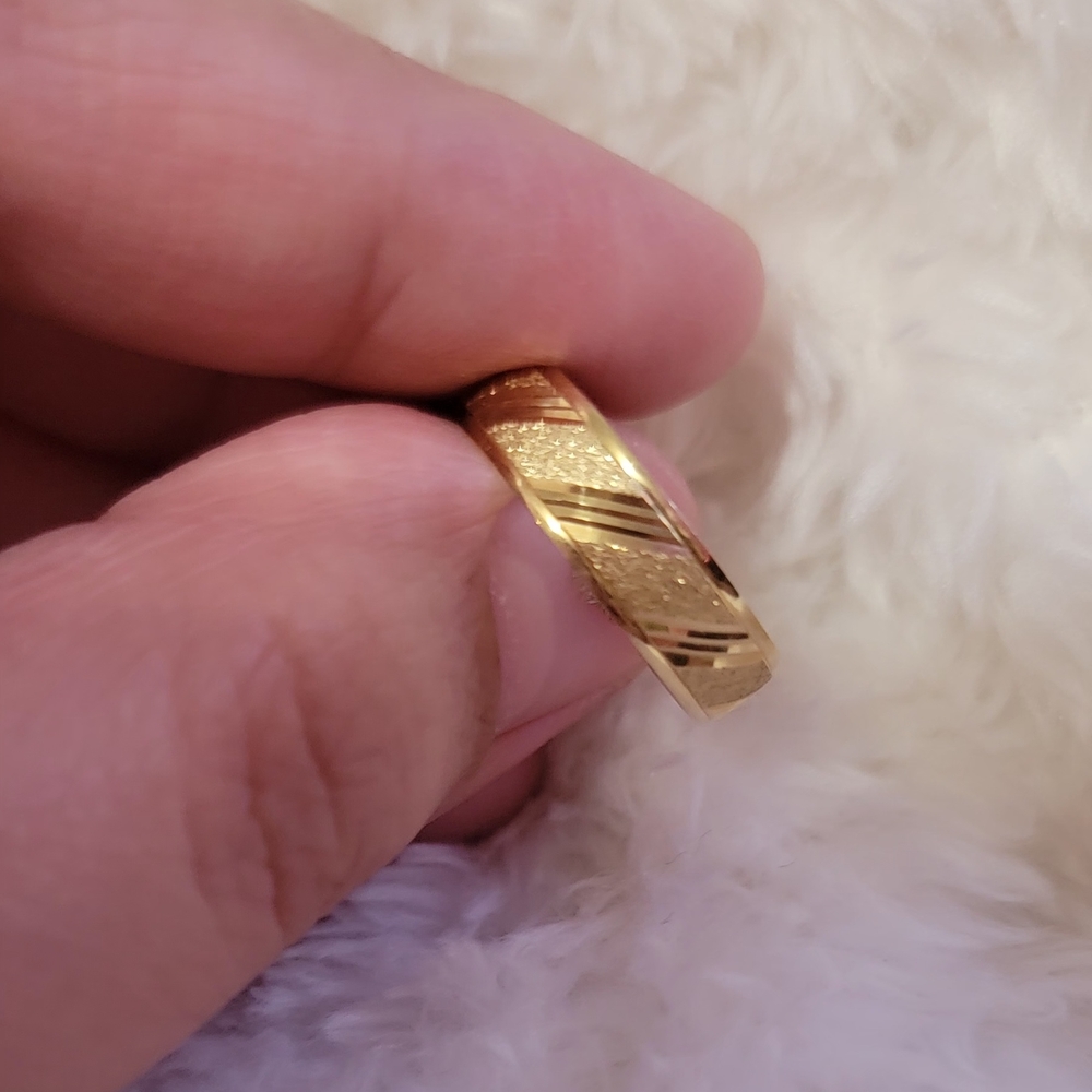 Elegant Gold Band Ring